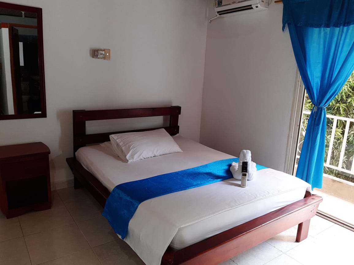 Habitación con cama doble y balcón