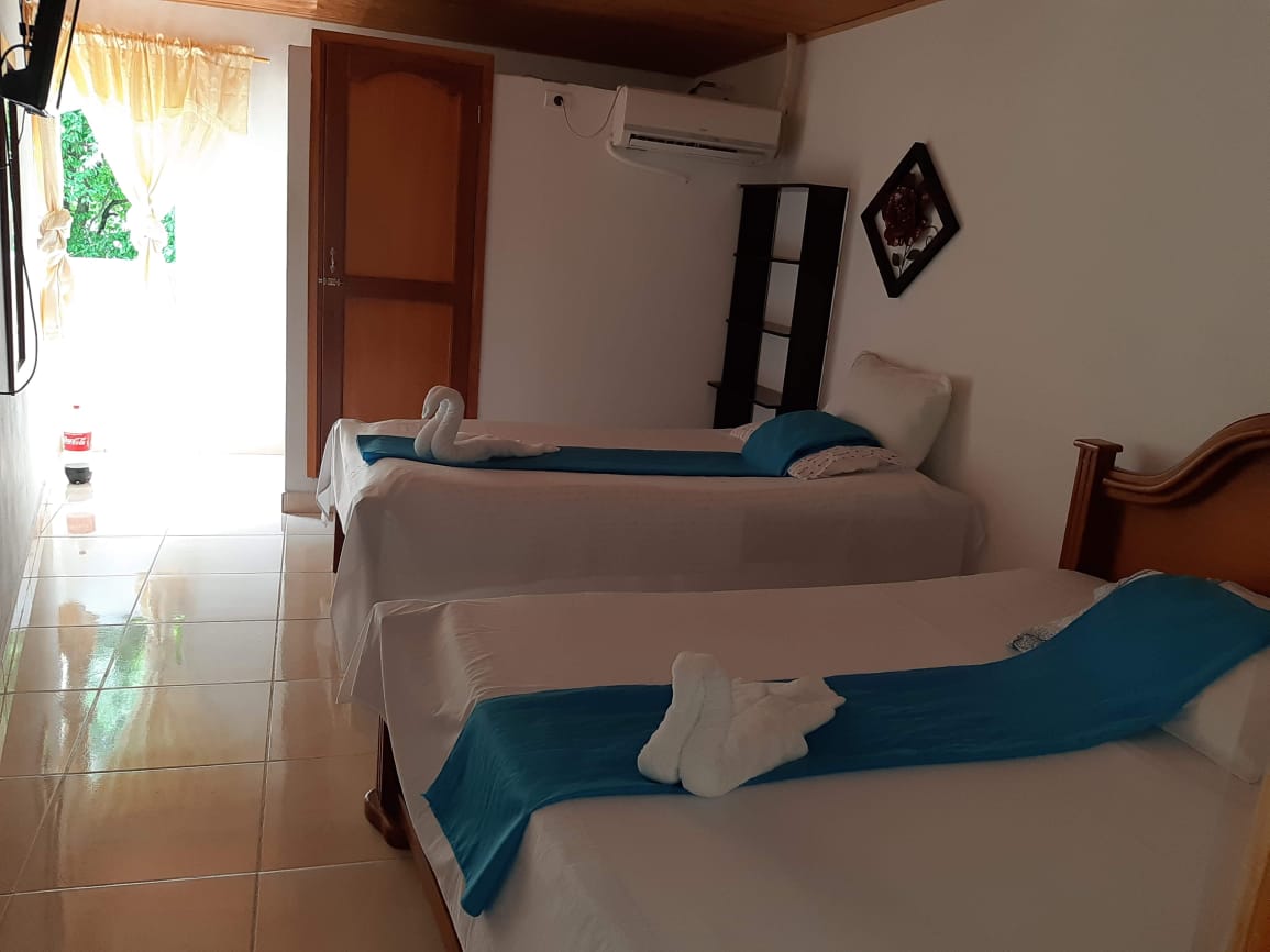 Habitación amplia con camas y mobiliario