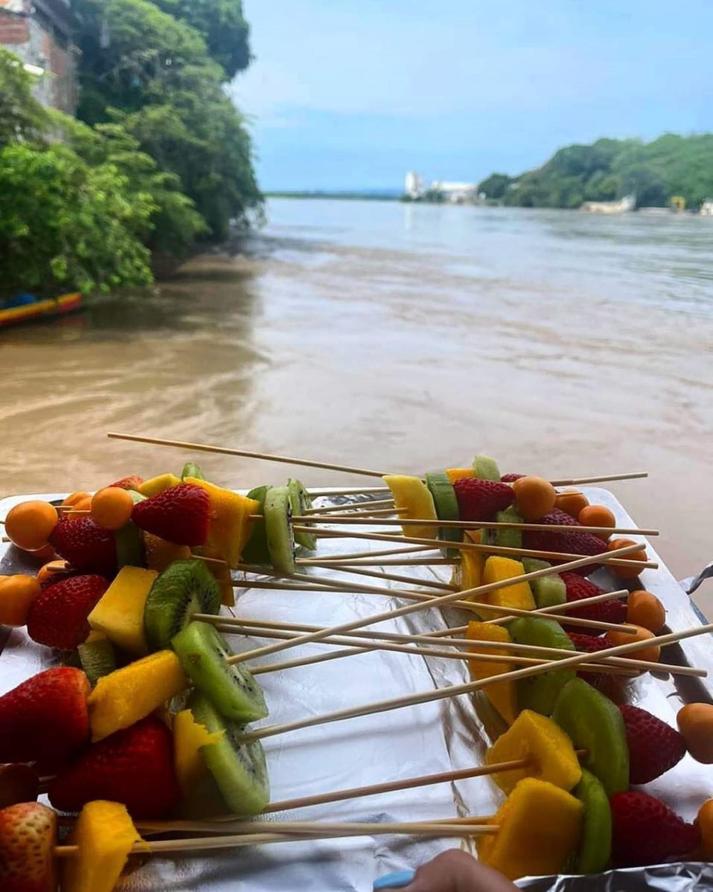 Vista al río Magdalena con comida frente al agua